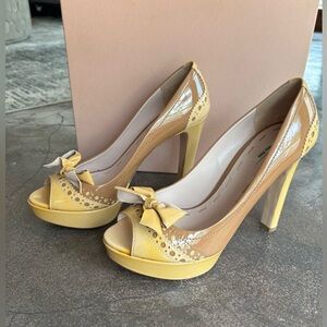 MIU MIU BEIGE PATENT LEATHER PEEP TOE BOW
PLATFORM PUMPS, size 38.5, Like New!